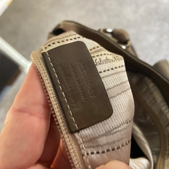 Salvatore Ferragamo olive green leather handbag - Picture 4 of 10